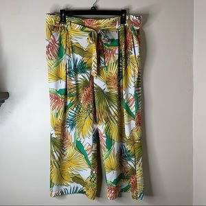 SOHO White Hawaiian Wide Leg Stretchy Capri Pants